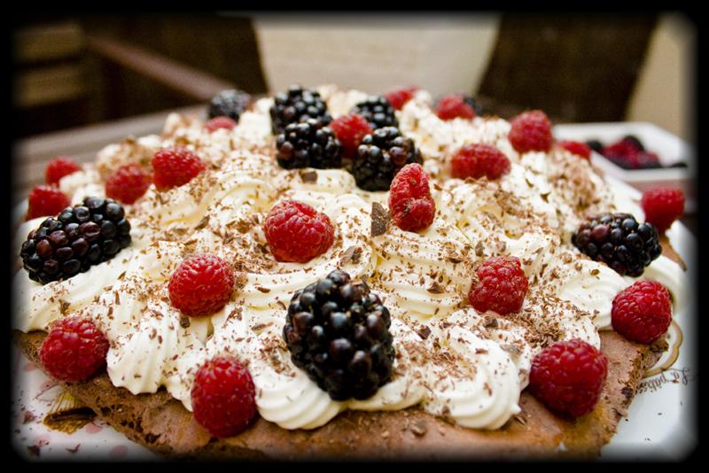 Pavlova de chocolate con moras y frambuesas