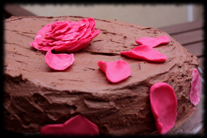 Tarta de chocolate con petalos de rosa