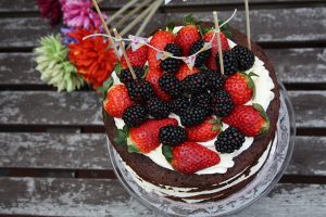 Tarta de chocolate y crema de queso fresas y moras con sucralosa