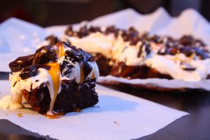 Brownie de oreo con buttercream de marshmallows