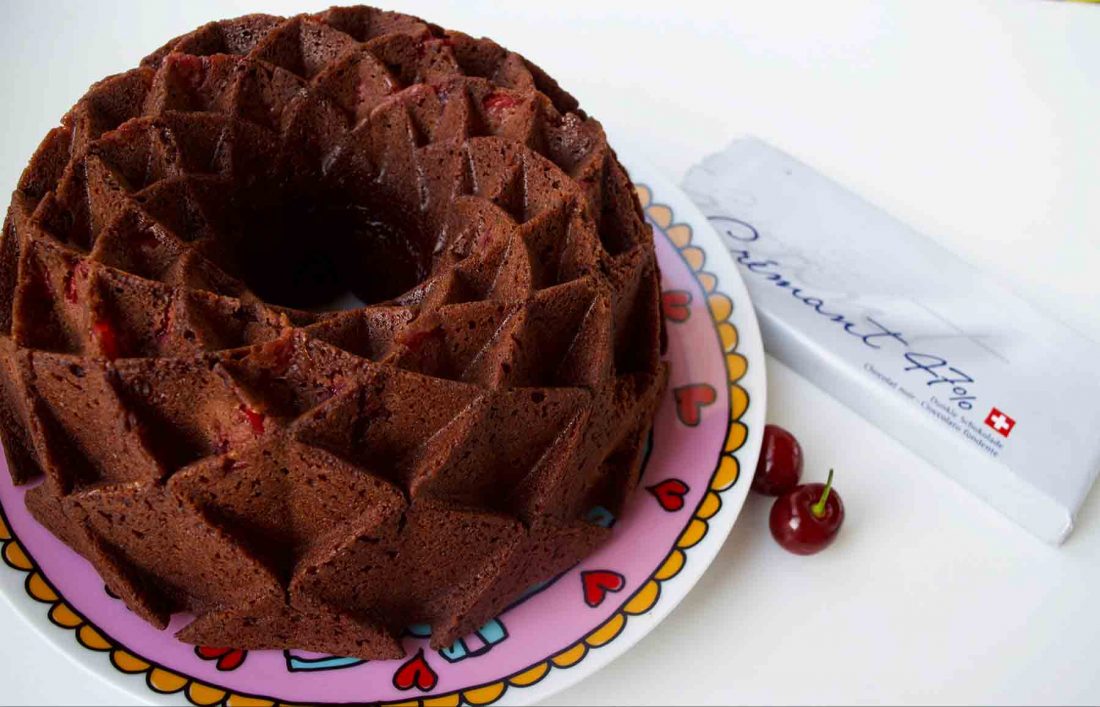 plum cakec hocolate y cerezas